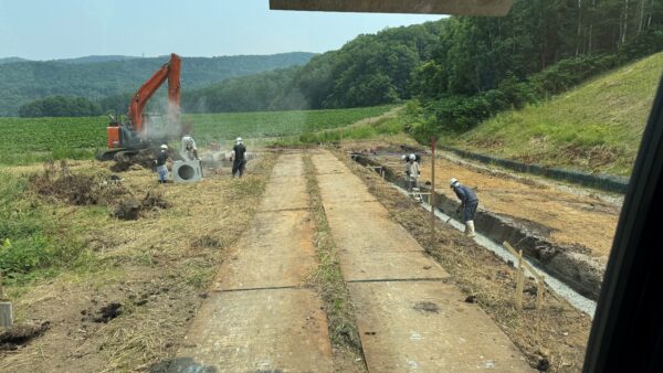 道路排水トラフ工事
